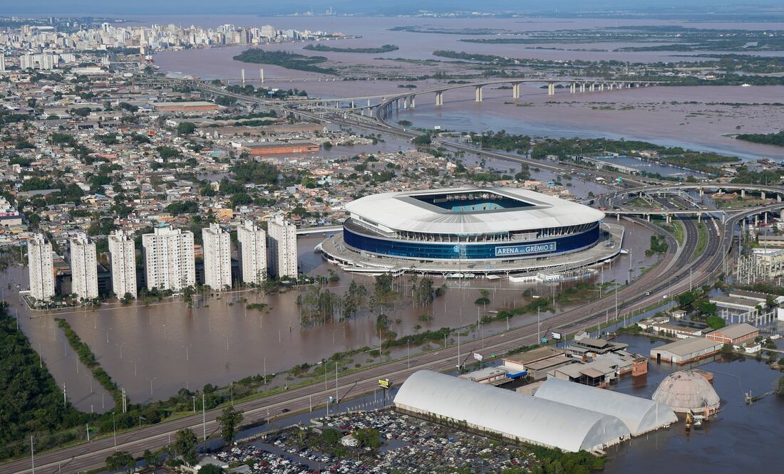 Suman 100 muertos por inundaciones históricas en Brasil; Porto Alegre, la zona más devastada. FOTO: AP