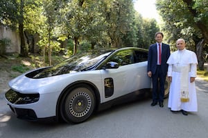 Ni el Papa se resistió: León XIV rompe el protocolo y se sube al Ferrari de 1,050 caballos