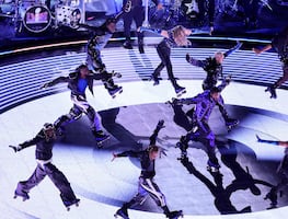 Super Bowl. Usher desata MEMES en su show con patines y sin Justin Bieber