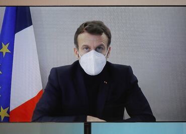 Macron, con tos, cansancio y fiebre; se aisló fuera del Elíseo