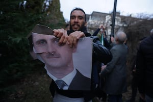 Sirios desplazados por la guerra festejan la caída de Al Asad: "Finalmente puedo volver a casa"