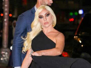 Lady Gaga sufre accidente de vestuario al estilo Marilyn Monroe en NY