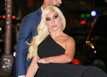 Lady Gaga sufre accidente de vestuario al estilo Marilyn Monroe en NY