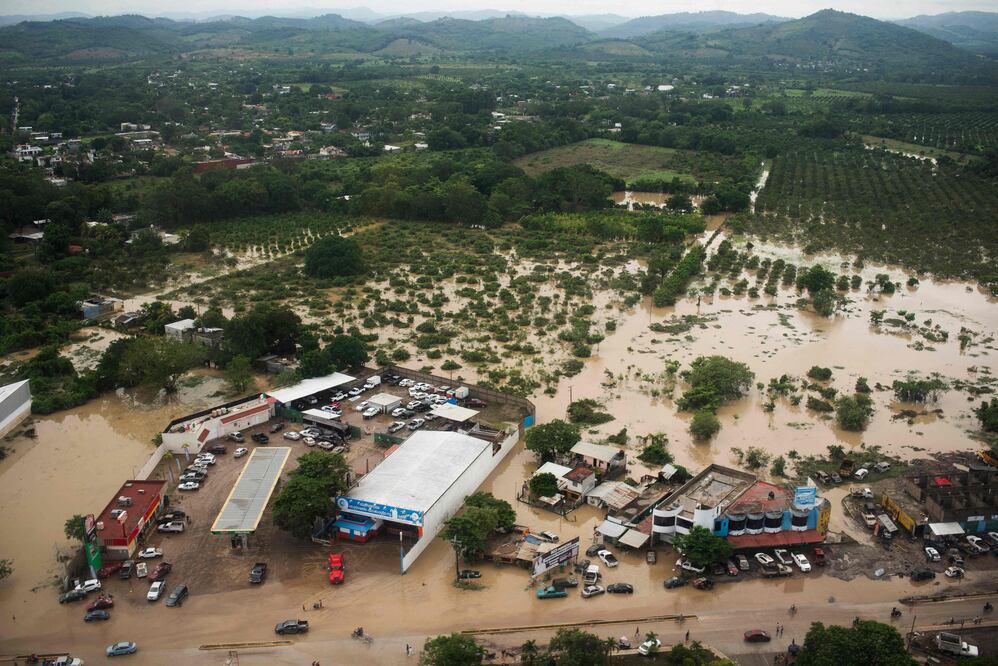 “Lluvias de mil años”: la tragedia que dejó 64 muertos y pueblos enteros incomunicados en el centro de México (Photo by Hector Quintanar / AFP)