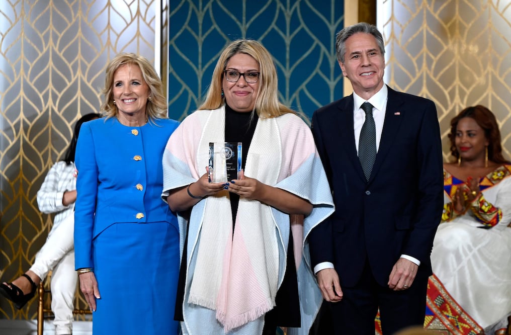 Jill Biden premio a once mujeres "valientes" en el Día Internacional de la Mujer (Photo by OLIVIER DOULIERY / AFP)