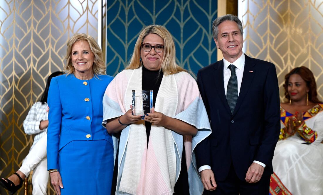 Jill Biden premio a once mujeres "valientes" en el Día Internacional de la Mujer (Photo by OLIVIER DOULIERY / AFP)