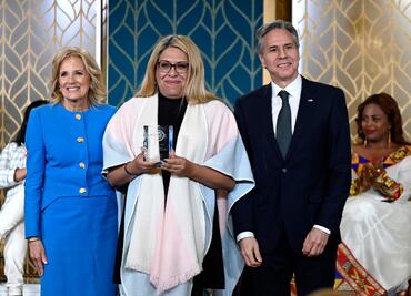 Jill Biden premia a mujeres “valientes”, entre ellas a una activista trans