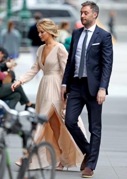 Jennifer Lawrence luce escote de infarto en su fiesta de compromiso