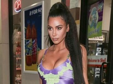 Kim Kardashian delinea su figura con vestido ceñido y satinado