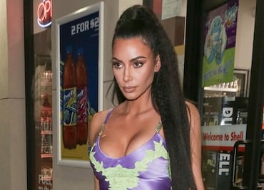 Kim Kardashian delinea su figura con vestido ceñido y satinado