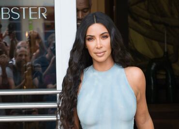 Kim Kardashian cautiva con look braless en sesión de fotos