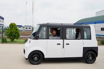 Sheinbaum conduce Olinia: así es el primer auto eléctrico mexicano que costará 150 mil pesos