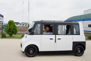 Sheinbaum conduce Olinia: así es el primer auto eléctrico mexicano que costará 150 mil pesos