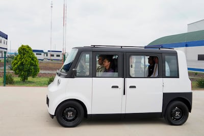 Sheinbaum conduce Olinia: así es el primer auto eléctrico mexicano que costará 150 mil pesos
