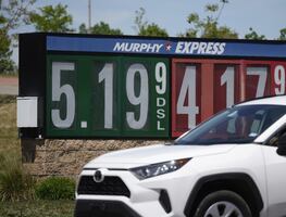 Biden pide a refinerías producir más gasolina; galón alcanza los 5 dólares