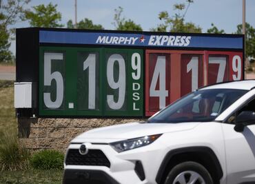 Biden pide a refinerías producir más gasolina; galón alcanza los 5 dólares