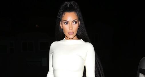 Kim Kardashian cautiva con falda de raja en Santa Mónica 