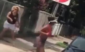 "Regresa a África", grita mujer racista a corredora y le arroja una botella en NY