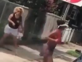 "Regresa a África", grita mujer racista a corredora y le arroja una botella en NY