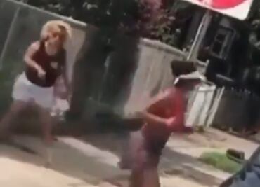 "Regresa a África", grita mujer racista a corredora y le arroja una botella en NY