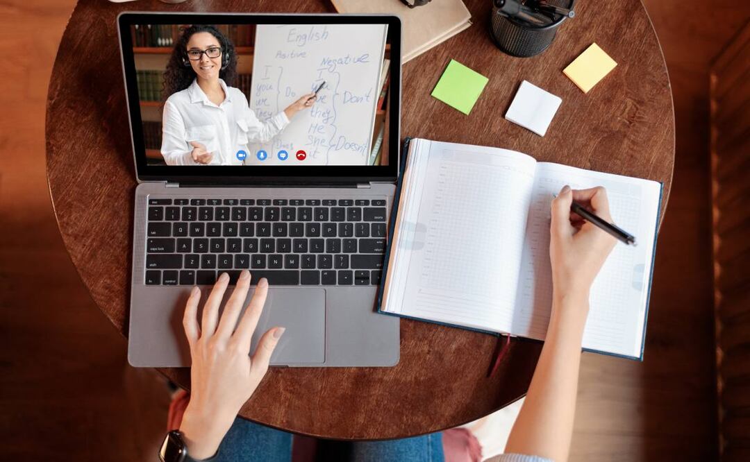 UNAM Los Ángeles curso de inglés para preparar el examen TOEFL. Foto: iStock / Prostock-Studio