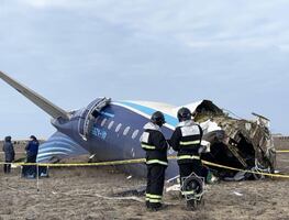 Zelenski pide una "investigación exhaustiva" sobre el accidente de avión de Azerbaijan Airlines