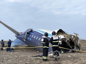 Zelenski pide una "investigación exhaustiva" sobre el accidente de avión de Azerbaijan Airlines