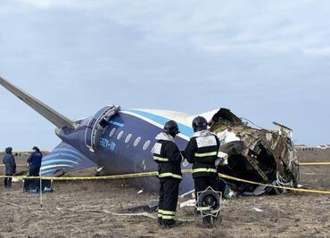 Zelenski pide una "investigación exhaustiva" sobre el accidente de avión de Azerbaijan Airlines