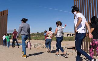 Texas comenzó a enviar a prisión estatal a mujeres migrantes por delitos menores