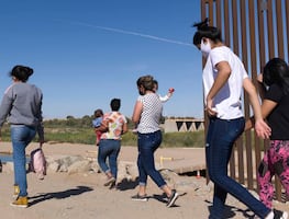 Texas comenzó a enviar a prisión estatal a mujeres migrantes por delitos menores