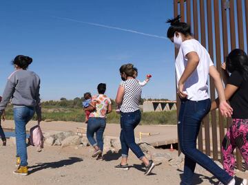 Texas comenzó a enviar a prisión estatal a mujeres migrantes por delitos menores