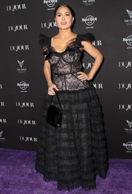 Salma Hayek presume pequeña cintura con vestido de encaje a los 56 años