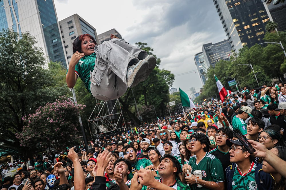 Prohíben los retos "Juan Escutia" y "Quiere volar" durante los festejos por el México vs Inglaterra en CDMX. Foto El Universal / Gabriel Pano