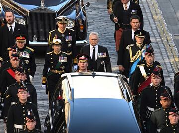 Rey Carlos III encabeza la procesión fúnebre de Isabel II en Edimburgo