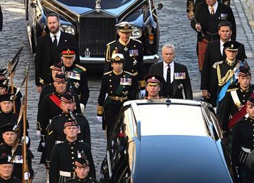 Rey Carlos III encabeza la procesión fúnebre de Isabel II en Edimburgo