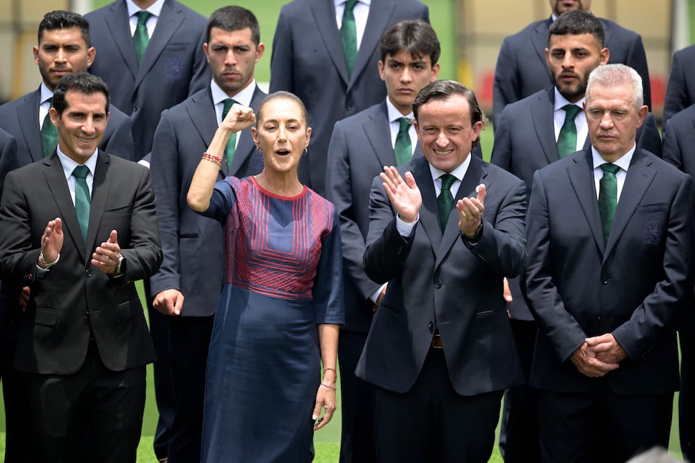 Sheinbaum entrega la bandera al Tri y les lanza un emotivo reto rumbo al Mundial 2026: “Que inspiren a millones”. (Photo by Alfredo ESTRELLA / AFP)