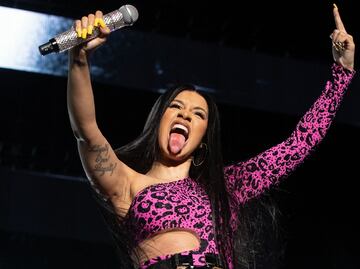 El micrófono que Cardi B arrojó durante un concierto es subastado por casi 100,000 dólares