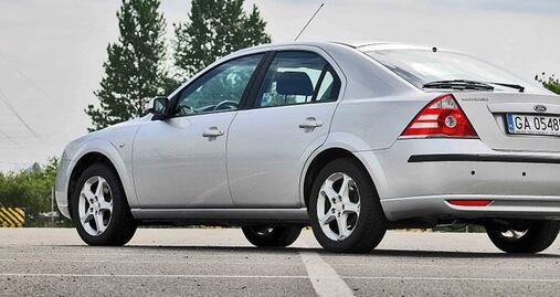 Niño llama al 911 porque lo dejaron encerrado en auto con otros 6 infantes