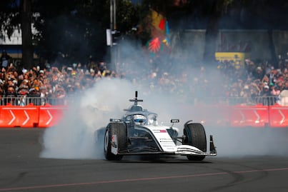 Así rugió el monoplaza de Checo Pérez en Reforma: miles de fans celebran su regreso. VIDEO