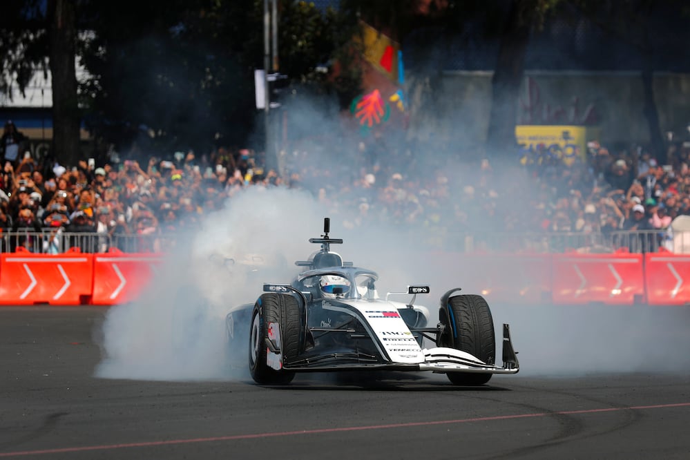 Así rugió el monoplaza de Checo Pérez en Reforma: miles de fans celebran su regreso. VIDEO. EFE/Isaac Esquivel