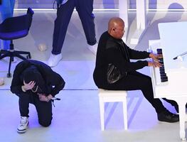 ¿Por qué Eminem se arrodilló en el show de medio tiempo del Super Bowl?