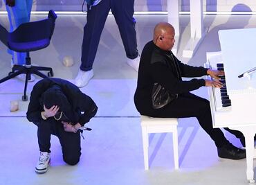 ¿Por qué Eminem se arrodilló en el show de medio tiempo del Super Bowl?