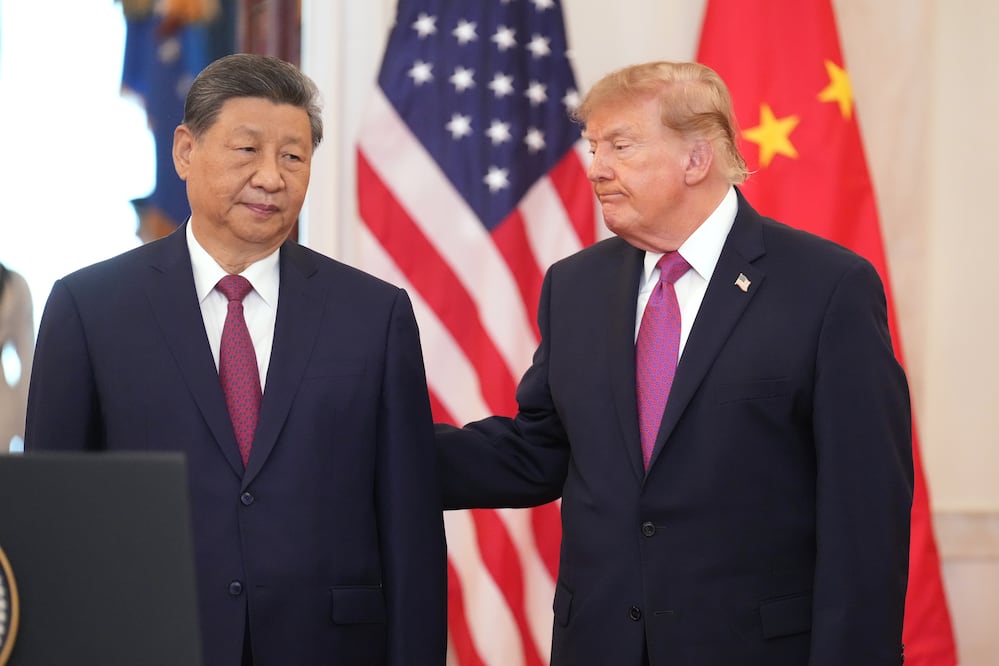 Trump sorprende al hablar de su “extraordinaria amistad” con Xi Jinping en la Casa Blanca. (AP Photo/Jacquelyn Martin)