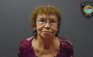 Anciana golpea a su novio con un martillo por dejar la televisión encendida