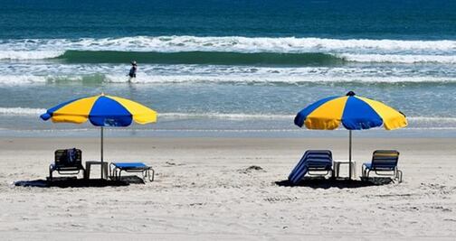 Sombrilla sale volando y se clava sobre niño en playa de Massachusetts