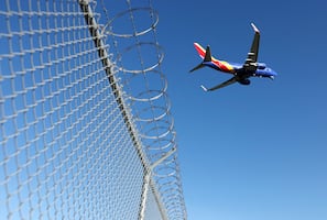 "No fueron drones de un cártel mexicano, EU cerró espacio aéreo en El Paso, Texas, para probar láser"