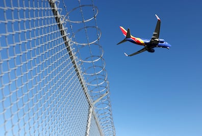 "No fueron drones de un cártel mexicano, EU cerró espacio aéreo en El Paso, Texas, para probar láser"