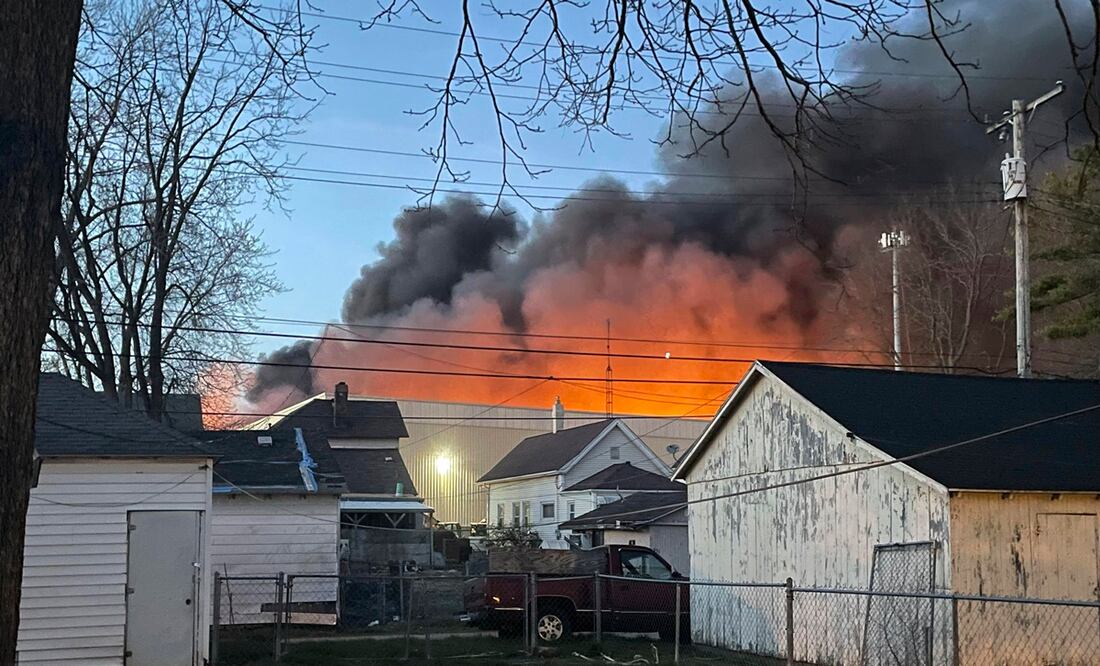 Miles de personas fueron evacuadas tras un incendio en una planta de reciclaje de plásticos en Indiana. Foto: Julie Roe, vía AP