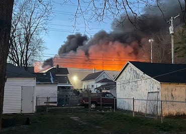 Desalojan a miles de personas por mega incendio en planta de plásticos en Indiana