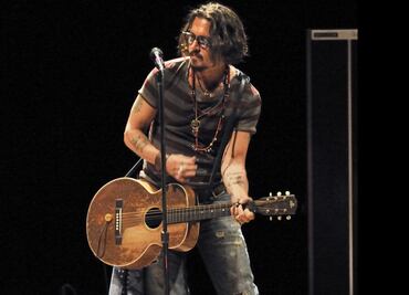 Johnny Depp sorprende en show junto a Jeff Beck en Inglaterra (video)